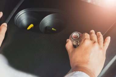 Steteskop araba teftişi yapan Asyalı bir adam. Lastik lastik araba.