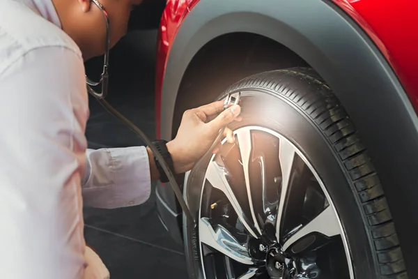 Hombre asiático sosteniendo estetoscopio coche inspección neumáticos de goma car.Cl —  Fotos de Stock