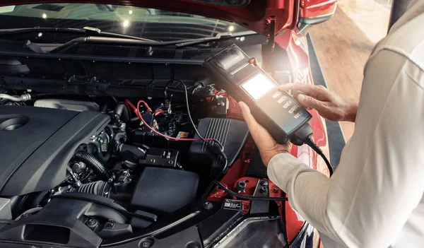 Man ellenőrzés gazdaság akkumulátor kapacitás teszter Voltmeter.for ser — Stock Fotó