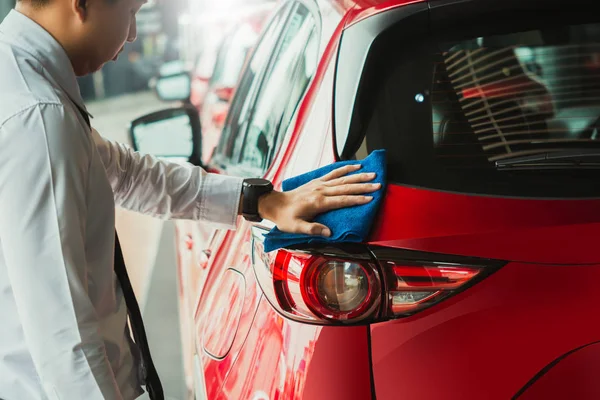 Człowiek Azji kontroli reflektor i sprzątanie sprzęt myjnia samochodowa Wi — Zdjęcie stockowe