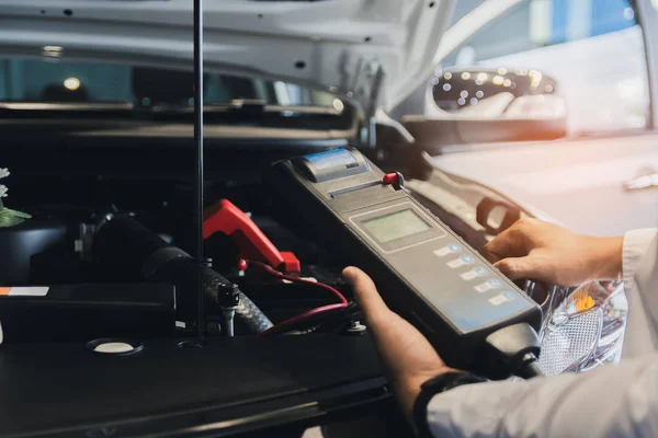 Man ellenőrzés gazdaság akkumulátor kapacitás teszter Voltmeter.for ser — Stock Fotó