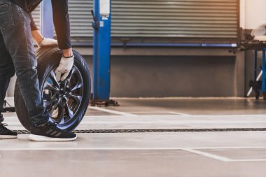 Asyalı tamirci teftiş servisi bakım arabası Ty 'ı tutuyor