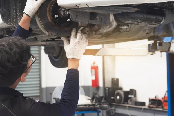 Man mechanic inspection service maintenance car suspension chang — Stock Photo, Image