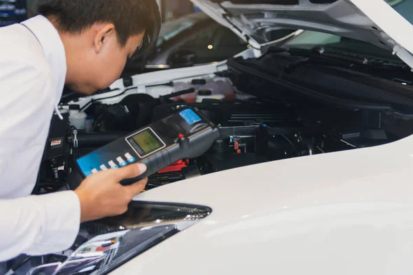 Manneninspectie met batterijcapaciteitstester Voltmeter.for ser — Stockfoto