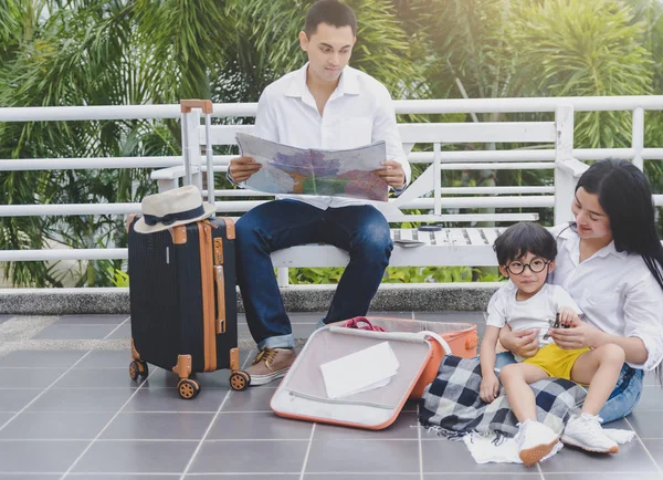 Père mère et le fils détiennent un passeport, carte pour voyager famille Prep — Photo