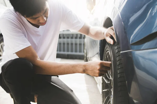 Hombre asiático inspección del coche Medida cantidad Neumáticos de goma inflados — Foto de Stock