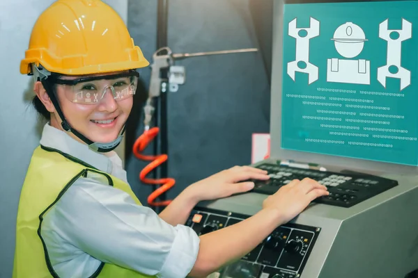 Ασιάτισσα γυναίκα μηχανικός εργοστάσιο ελέγχου υπολογιστή με r — Φωτογραφία Αρχείου