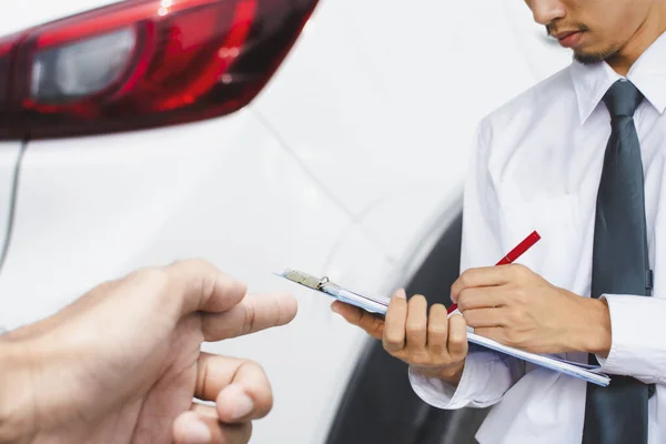 男子检查用汽车燃料指向手指痕迹标记点 — 图库照片