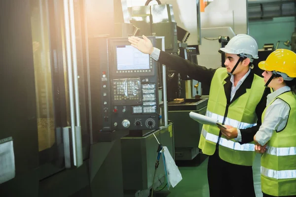 Asijské ženské inženýr tovární inspekce s mužem podnikání engin — Stock fotografie