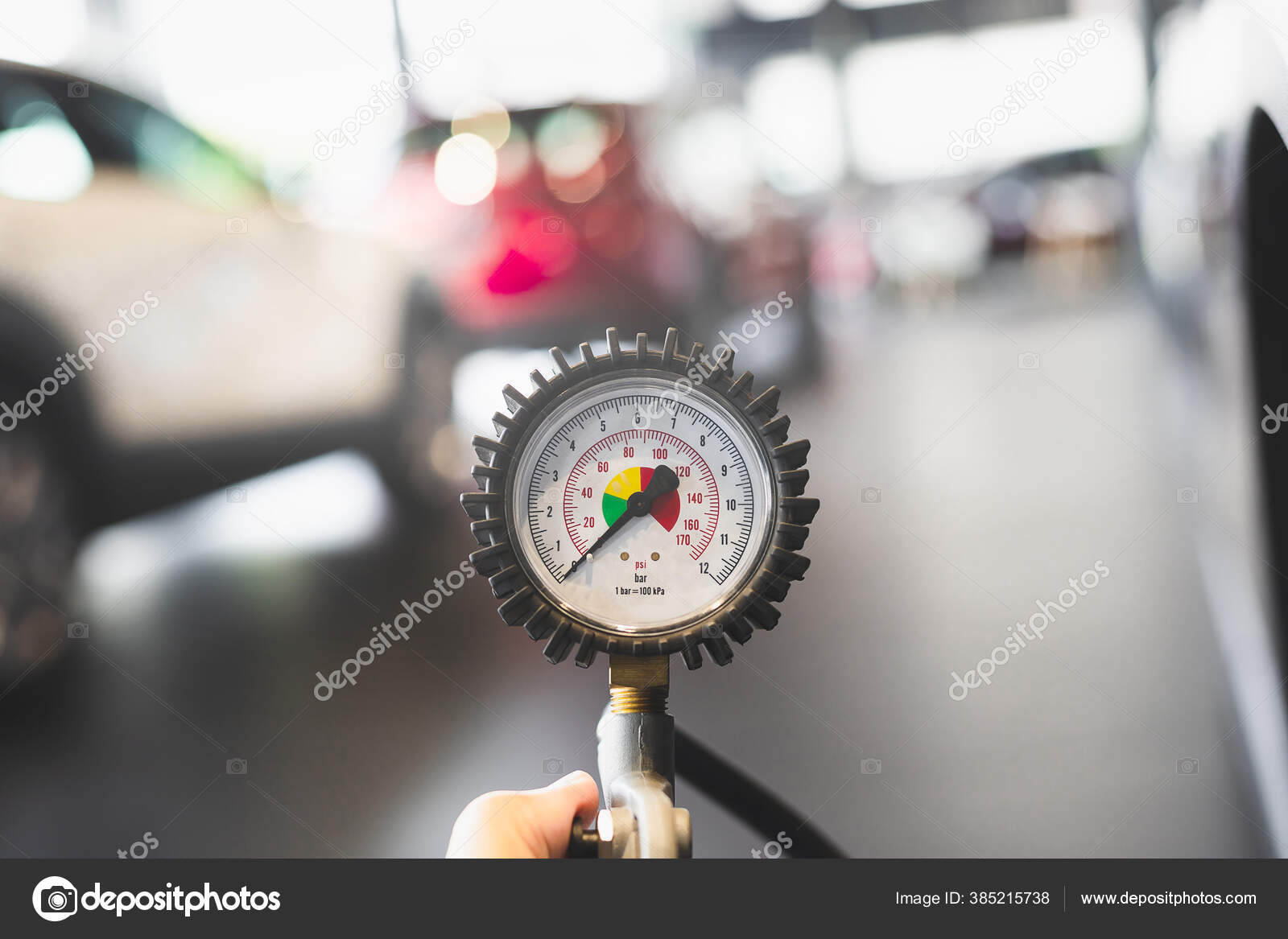 汽车轮胎压强测量用手持机关闭手持机汽车轮胎压强测量用充气压力计——图库图片© oatstocker #385215738