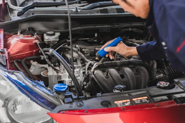 Ázsiai Man Szerelő Ellenőrzés Ragyogjon Egy Fáklya Autó Motor Ellenőrzése — Stock Fotó