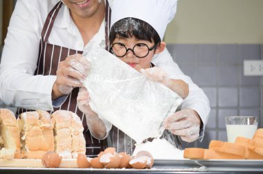 Baba ve oğul beyaz un pişiriyor. Ekmek hamuru eğitiyor. Baba çocuklara yemek yapmayı öğretiyor. Ekmek, sofra takımı üzerinde yumurta pişirmeyi öğretiyor.