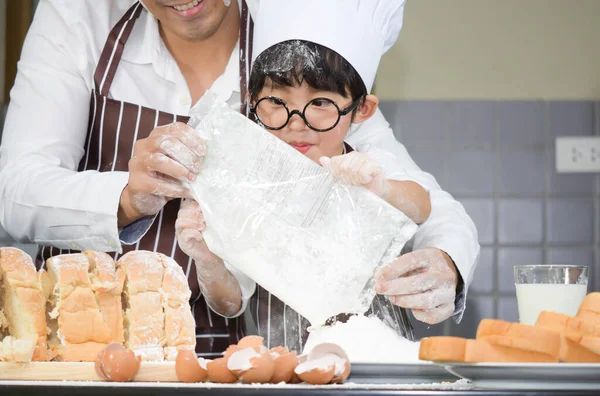 Baba ve oğul beyaz un pişiriyor. Ekmek hamuru eğitiyor. Baba çocuklara yemek yapmayı öğretiyor. Ekmek, sofra takımı üzerinde yumurta pişirmeyi öğretiyor.