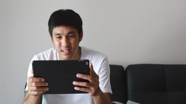 Asiatisk Man Som Använder Digital Surfplatta Hemma — Stockvideo