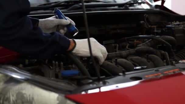 Автомеханік Білих Рукавичках Перевіряє Двигун Всередині Автомобіля — стокове відео