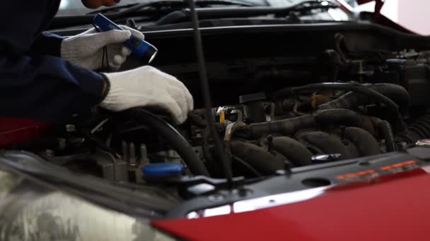 Ein Automechaniker Weißen Handschuhen Überprüft Motor Und Innenleben Eines Autos — Stockvideo