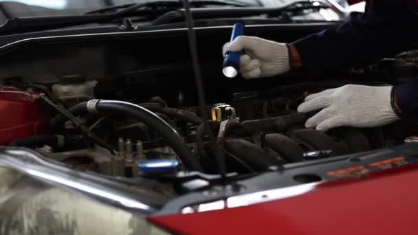 Ein Automechaniker Weißen Handschuhen Überprüft Motor Und Innenleben Eines Autos — Stockvideo