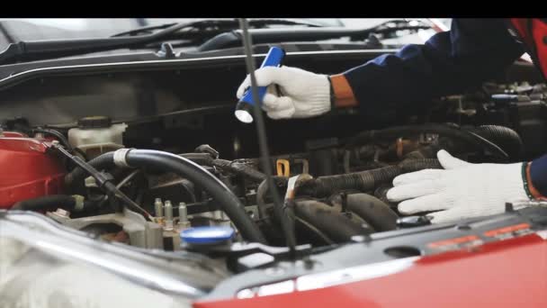 汽车修理工穿着白色手套检查发动机和汽车内部的汽车修理工 — 图库视频影像