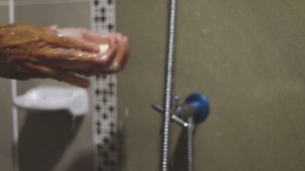 Homme Lavant Soigneusement Les Mains Avec Savon Sous Douche — Video