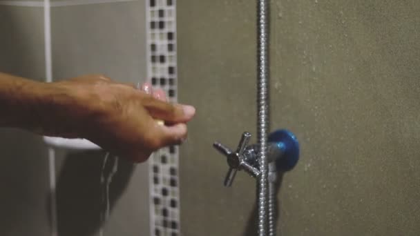 男人在洗澡时用肥皂彻底洗手 — 图库视频影像