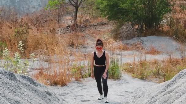 身穿黑色运动服的亚洲女人的慢镜头准备好后跑上山 — 图库视频影像
