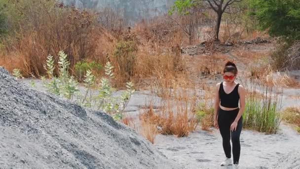 Filmación Mujer Asiática Ropa Deportiva Negro Prepárate Corre Por Colina — Vídeos de Stock