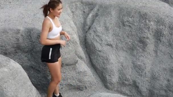 Kvinnliga Löpare Jogging Cardio Kör Uthållighetsträning Slow Motion Film Tracking — Stockvideo