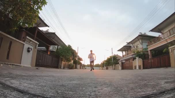 カメラの前を走って飛び跳ねる男の映像 — ストック動画