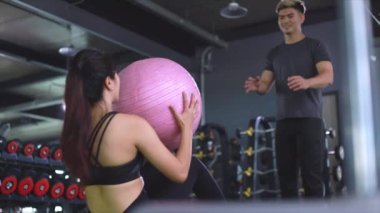 Spor salonunda egzersiz yapan Asyalı erkek ve kadın. Sağlık. Metafor Fitness ve egzersiz konsepti. Sağlık yaşam tarzı kas vücut sağlığınız.