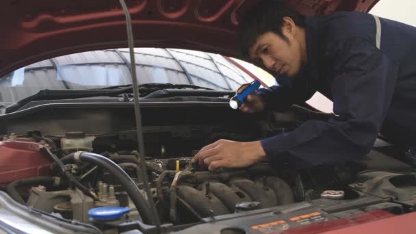 Aufnahmen Eines Asiatischen Mannes Der Den Motor Eines Autos Mit — Stockvideo