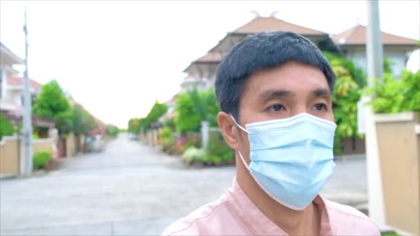 Imágenes Lentas Del Hombre Asiático Con Máscara Facial Caminando Solo — Vídeos de Stock