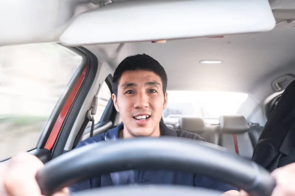 Młody Azjata Prowadzi Samochód Czasem Uśmiecha Się Tak Radośnie Podróżuje — Zdjęcie stockowe