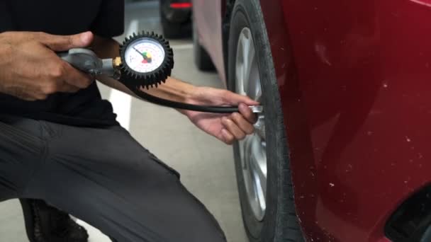 Медленная Съемка Осмотра Измерение Количества Надутых Резиновых Шин Автомобиля Закрытая — стоковое видео