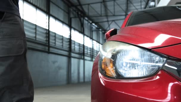 Imágenes Lentas Del Faro Rojo Del Coche Limpieza Cerca Encima — Vídeo de stock