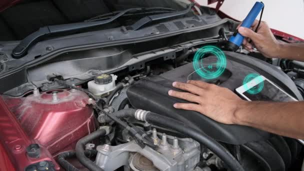 Langsame Aufnahmen Der Überprüfung Unter Der Motorhaube Rotes Auto Nahaufnahme — Stockvideo