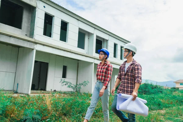 年轻的亚洲夫妇工头工程住房检查住房住房进行家访检查 寻找并指向建筑工地检查住房 以便为新的挪威哥伦威公司Covid 19客户提供住房 — 图库照片