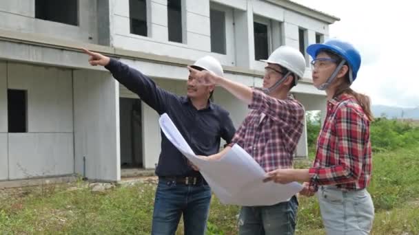 Imagens Lentas Verificação Canteiro Obras Engenheiros Asiáticos Capacetes Andando Pelo — Vídeo de Stock