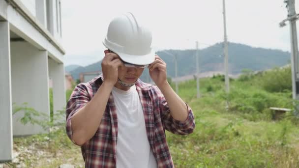 Images Lentes Vérification Site Construction Ingénieurs Asiatiques Dans Les Casques — Video