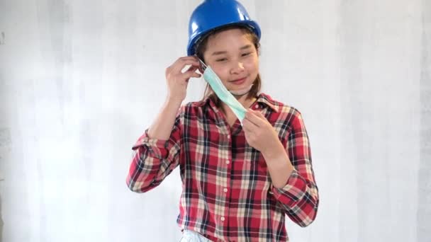 Imágenes Lentas Una Ingeniera Asiática Casco Con Una Máscara Quirúrgica — Vídeos de Stock