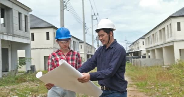 Langzame Beelden Van Het Controleren Van Bouwplaats Aziatische Ingenieurs Helmen — Stockvideo