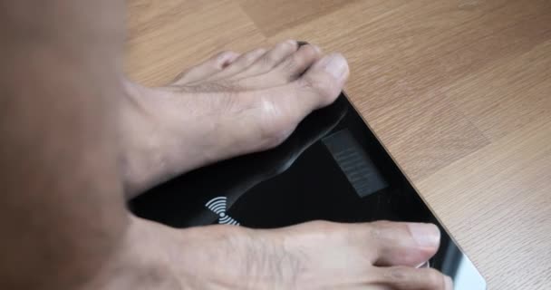 Elektronik Bir Dengede Duran Ayakların Yavaş Görüntüleri — Stok video