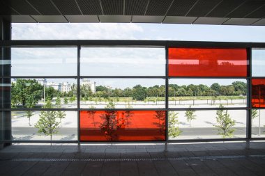 Kırmızı eklemli cam duvar