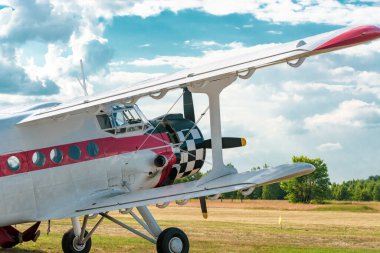 SOBENİE SZLACHECKIE, POLAND - 16 Haziran 2018 'de Polonya' nın Sobienie Szlacheckie kentindeki Sky Show sırasında tarihi uçaklar.