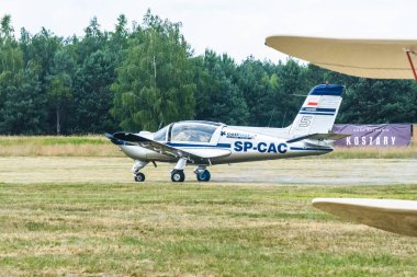 SOBENİE SZLACHECKIE, POLAND - 16 Haziran 2018 'de Sobienie Szlacheckie, Polonya' da Sky Show sırasında Socata uçakları.