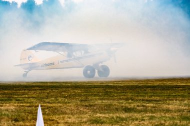 SOBENİE SZLACHECKIE, POLAND - 16 Haziran 2018 'de Polonya' nın Sobienie Szlacheckie kentindeki Sky Show sırasında tarihi uçaklar.