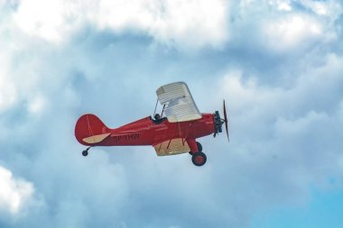 SOBENİE SZLACHECKIE, POLAND - 16 Haziran 2018 'de Polonya' nın Sobienie Szlacheckie kentindeki Sky Show sırasında tarihi uçaklar.