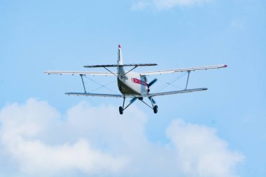 SOBIENİE SZLACHECKIE, POLAND - 16 Haziran: Antonov An-2 Haziran 2018 'de Polonya' nın Sobienie Szlacheckie kentinde gerçekleştirilen Sky Show sırasında.