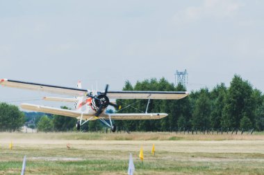 SOBIENİE SZLACHECKIE, POLAND - 16 Haziran: Antonov An-2 Haziran 2018 'de Polonya' nın Sobienie Szlacheckie kentinde gerçekleştirilen Sky Show sırasında.