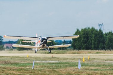 SOBIENİE SZLACHECKIE, POLAND - 16 Haziran: Antonov An-2 Haziran 2018 'de Polonya' nın Sobienie Szlacheckie kentinde gerçekleştirilen Sky Show sırasında.