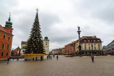 SAVAŞ, POLAND - 25 HAZİRAN: 25 Ocak 2017 'de Polonya' nın Varşova kentindeki Castle Square binaları.